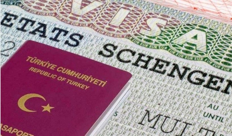 Schengen Vizesi Nasıl Alınır ? Schengen Bölgesi’ne Dahil Olan Ülkeler Hangileridir? Schengen Ülkeleri Arasında Geçiş Yaparken Vize Kontrolü Yapılıyor Mu? İngiltere Vizesi İle Schengen Bölgesi’ne Girebilir Miyim? Schengen Vizesi İle Amerika’ya Gidebilir Miyim? Çok Girişli Schengen Vizesi (MULT) Ne Demek? Tek Girişli Schengen Vizesi (Single) Ne Demek? Schengen Vizesi Aldığım Ülkenin Dışında Başka Bir Schengen Ülkesinden Giriş Yapabilir Miyim? Schengen Vizesi Reddedilirse Ne Yapmalıyım? Schengen Vizesi Türleri ve Fiyatları Nelerdir?